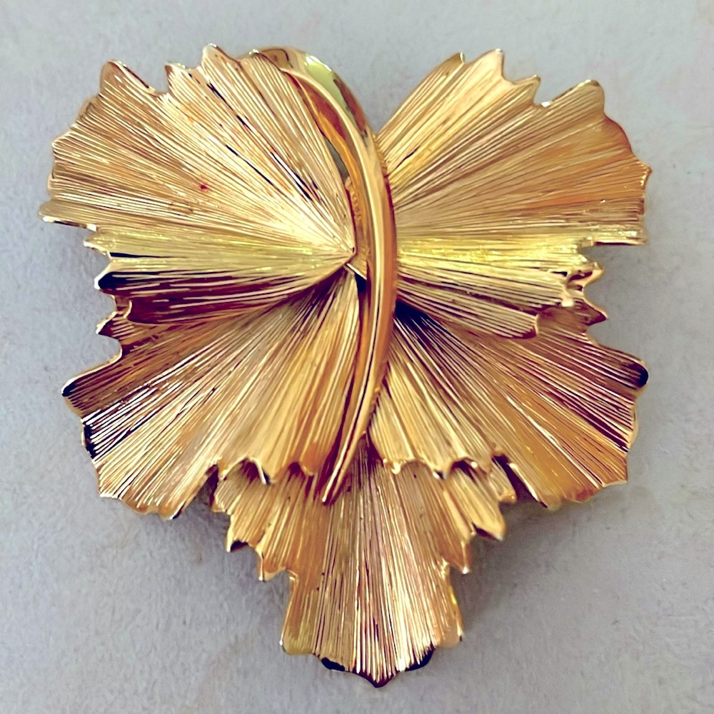 Napier Vintage Gold Tone Leaf Brooch Signed Excellent Condition